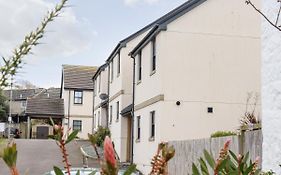 1 Queensway Gardens
